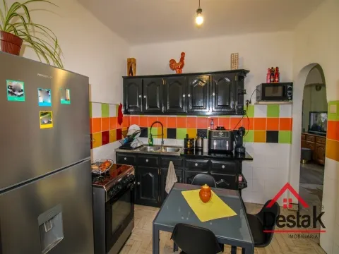 Moradia V2 com sótão aproveitado, garagem e T1 independente