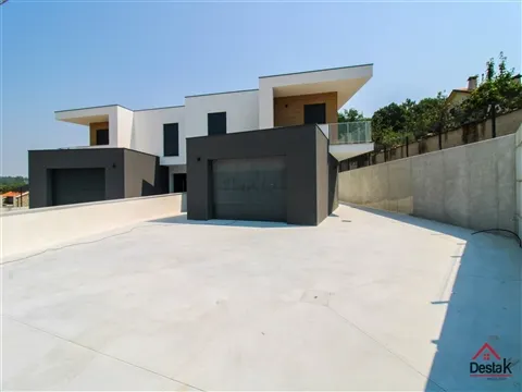 Moradia Geminada V3 para venda