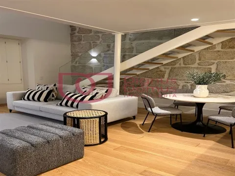 Elegante apartamento T0 Mezanine num Edifício Centenário no Largo do Camarão