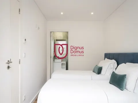 Duplex Renovado com Logradouro e Rendimento Garantido — Porto Centro