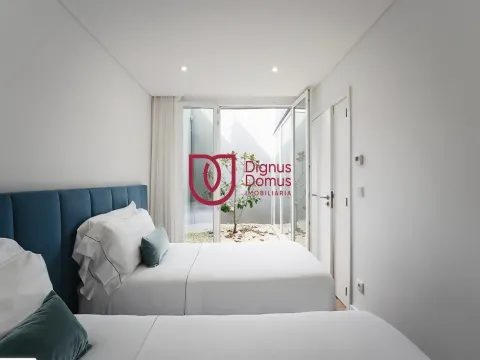 Duplex Renovado com Logradouro e Rendimento Garantido — Porto Centro