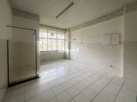 Loja comercial no centro de Oliveira de Frades