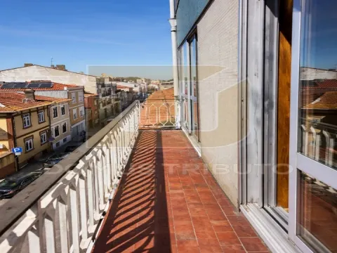 Apartamento T1 com Varanda | Excelente Exposição Solar | Localização Privilegiada