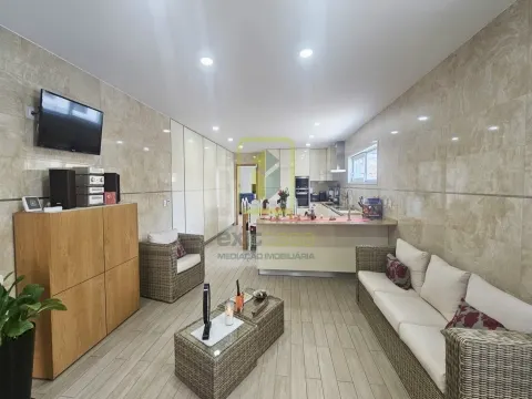 Moradia de Luxo Térrea a 5 Minutos da Praia da Barra