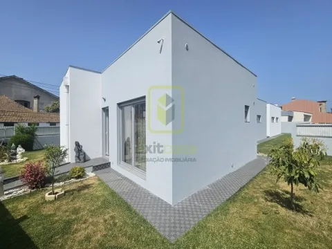 Moradia de Luxo a 5 Minutos da Praia da Barra