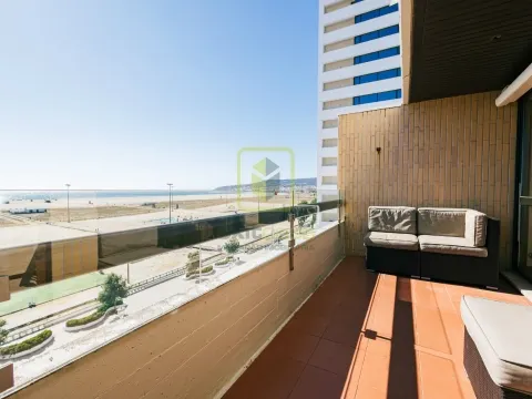 Apartamento T3 em Primeira Linha de Mar