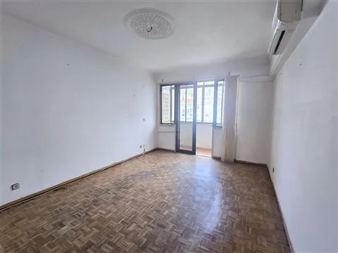 T3 with 108 m², sunroom, elevator and excellent location in Casal de São Brás