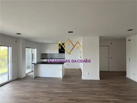 New 5 Bedroom Duplex in Montijo with parking