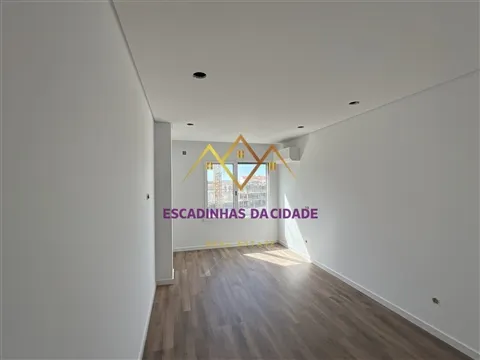 New 5 Bedroom Duplex in Montijo with parking