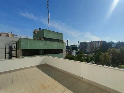 Apartamento T3 Remodelado com 2 Terraços a escassos minutos do Metro