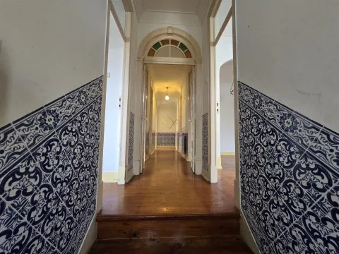 Moradia para obras totais com 2 apartamentos de uso independente no centro do Bombarral