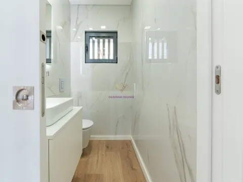 Moradia T4 Nova inserida em Condomínio fechado com piscina e ginásio - Loures