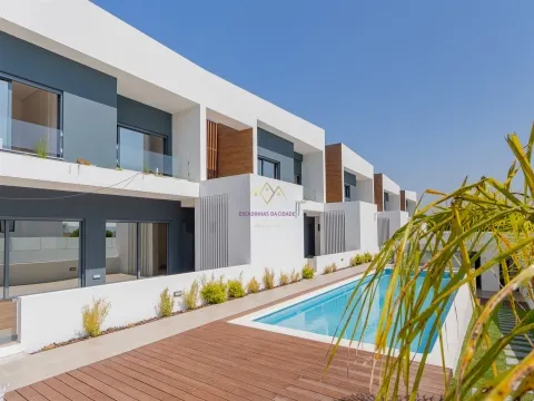 Nouvelle villa de 4 chambres dans une communauté fermée avec piscine et salle de sport - Loures