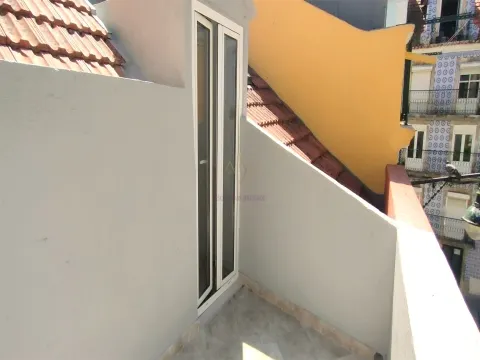 Refurbished 1 Bedroom Apartment with Terrace, in Largo das Olarias