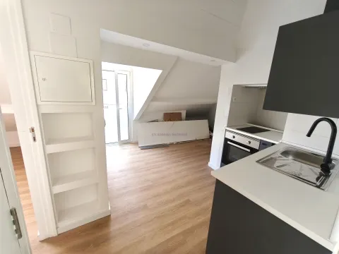 Refurbished 1 Bedroom Apartment with Terrace, in Largo das Olarias