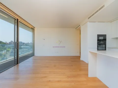 Modernité et confort à Lisbonne – T2 avec de grands balcons dans une copropriété de luxe