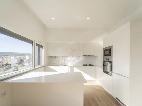 Bright 2 bedroom apartment with large balcony and 2 parking spaces, in Odivelas