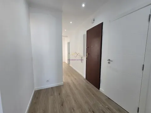 Apartamento com Terraço em Queluz