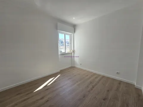 Apartamento com Terraço em Queluz