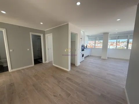 Excelente T4 Remodelado na Damaia em ótima rua