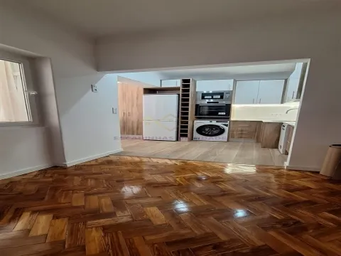 T2 Remodelado a Estrear com Terraço Privativo em Campolide