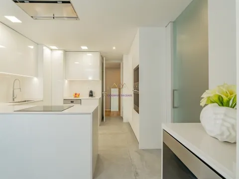 T3+1 duplex avec mezzanine, dans le développement de luxe, Carcavelos