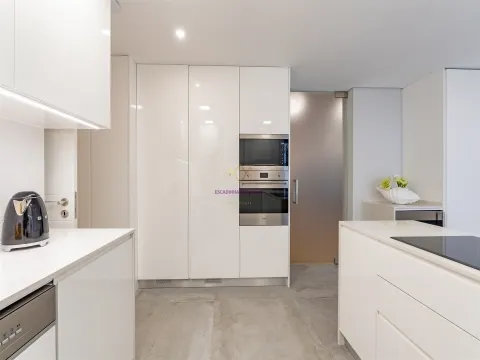 T3+1 duplex avec mezzanine, dans le développement de luxe, Carcavelos