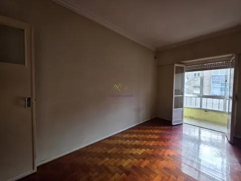 Apartamento T2 em Benfica para remodelar a gosto