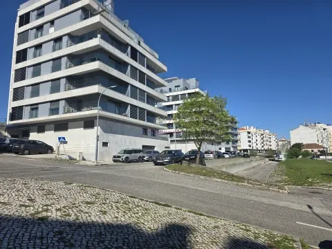 Parcelle de terrain avec projet approuvé et licences à payer à Amadora - Venteira