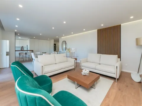 T4 with 207 m² | 2 Suites | River View | Garage | Bom Sucesso, Alverca