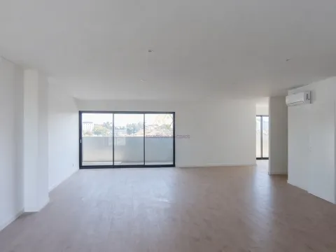 Penthouse T5 com varandas, 2 Garagens Box e Arrecadação, em Empreendimento c/ Piscina e Pq. Infantil