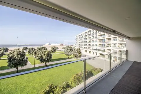 Four bedroom apartment with balcony and sea views in Matosinhos Sul