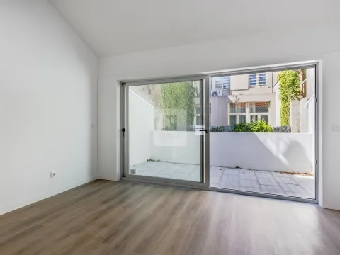 Moradia Triplex T3+1 com Varandas e Garagem no Marquês