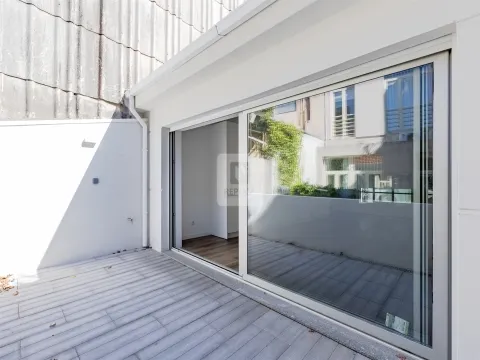 Moradia Triplex T3+1 com Varandas e Garagem no Marquês