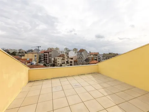Apartamento triplex reformado de 2 dormitorios con terraza en Serpa Pinto, Oporto