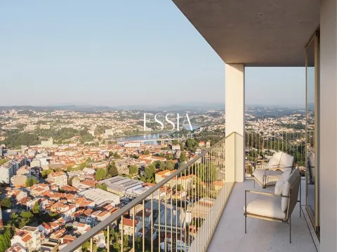 2+1 Bedroom Apartment with Balcony at Fernão Magalhães 127