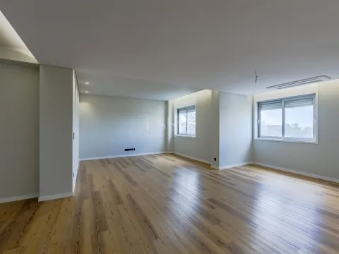 Apartamento T3 com Varanda e Vista Rio em Lordelo