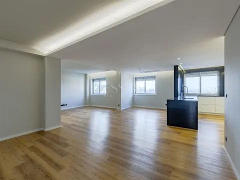 Apartamento T3 com Varanda e Vista Rio em Lordelo