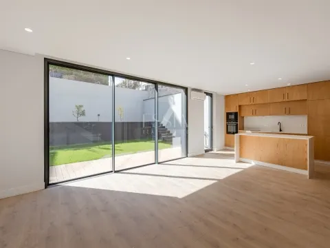 Chalet Adosado T3+1 con Jardín y Tres Fachadas en Boavista