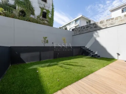 Chalet Adosado T3+1 con Jardín y Tres Fachadas en Boavista