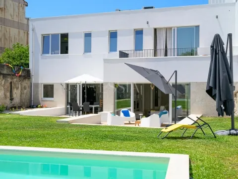 Chalet T4+1 con Jardín y Piscina cerca del Parque da Cidade