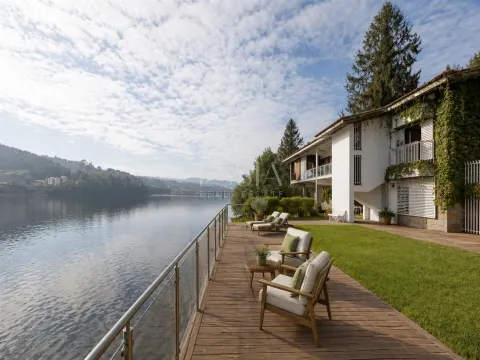 Maison T5 en Première Ligne du Fleuve Douro