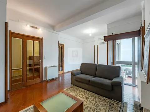 Apartamento T4 com Garagem Box entre o Marquês e P. Sá Carneiro