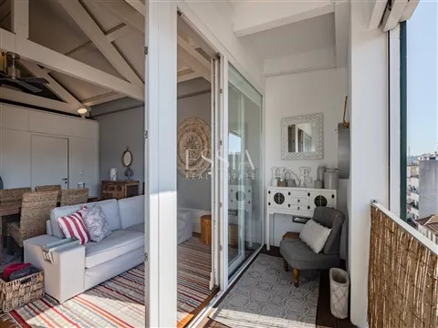 Furnished Mezzanine Studio in Porto with AL Licence