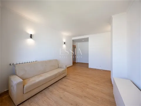 Apartamento T1 próximo ao Pólo Universitário com Garagem e Arrumos