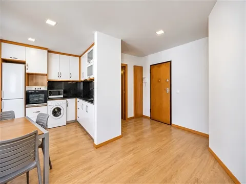 Apartamento T1 com Garagem junto ao Marquês, Porto
