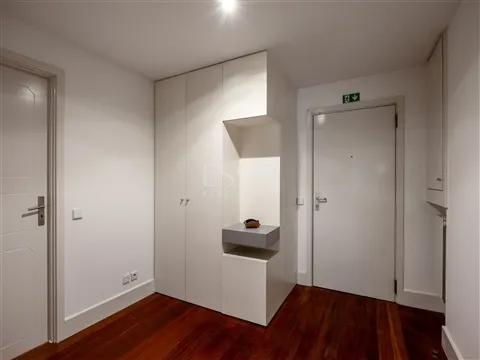 Apartamento Renovado de 3 Dormitorios en Pinheiro Manso, Oporto