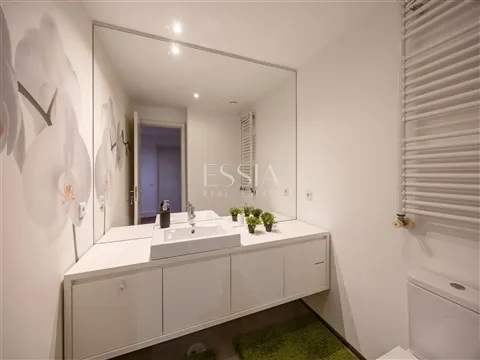 Apartamento Renovado de 3 Dormitorios en Pinheiro Manso, Oporto