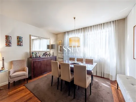 4-Bedroom Apartment in Matosinhos Sul with Parking