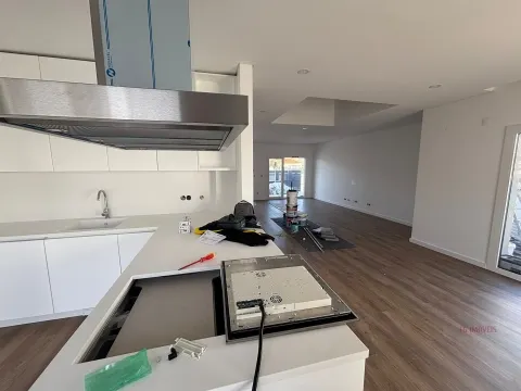 Moradia T4 situada no Pinhal Conde da Cunha com 3 suites, piscina, acabamentos de Alto padrão